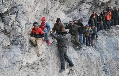 12 Самых шокирующих фото людей, рискующих своей жизнью