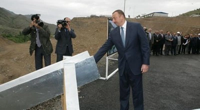 Ильхам Алиев принял участие в закладке фундамента Дворца водных видов спорта