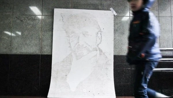Портреты бомжей нарисовали уличной грязью