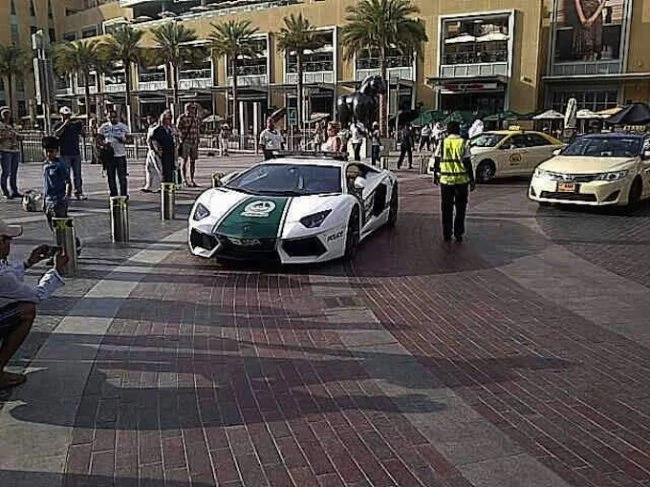 Дорожная полиция Дубая: Aston Martin, Lamborghini, Bentley, Ferrari