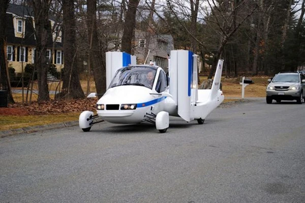 Летающий автомобиль Terrafugia TF-X с вертикальным взлетом (видео)