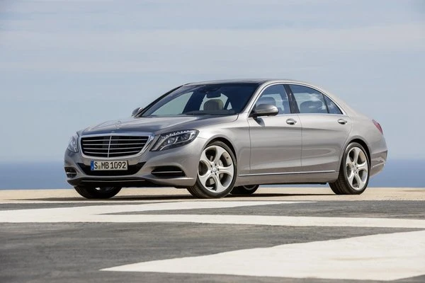Mercedes провел официальную презентацию нового поколения S-Класса