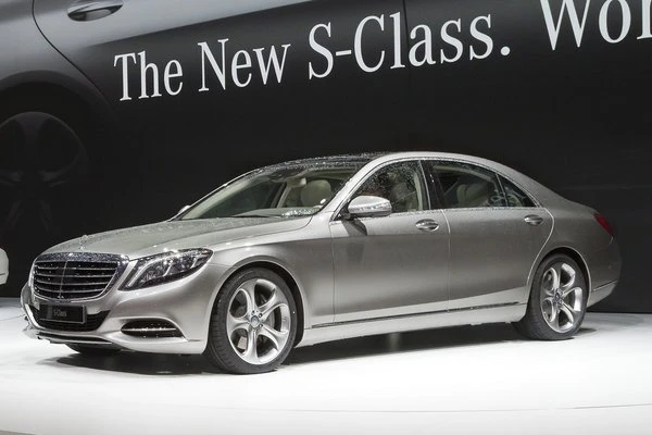Mercedes провел официальную презентацию нового поколения S-Класса