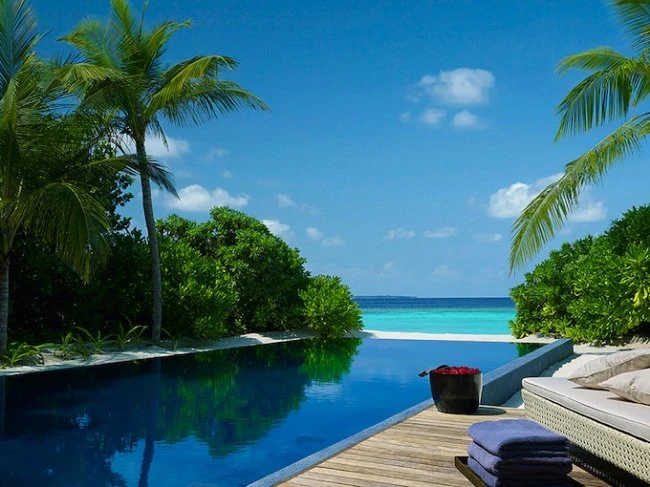Отель Dusit Thani Maldives на острове Баа Атолл