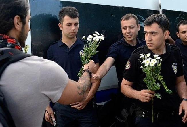 В Турции протестанты дарят полицейским цветы