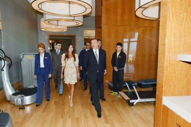 Президент Азербайджана с супругой приняли участие в открытии отеля в комплексе 