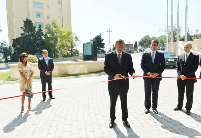 Президент Азербайджана с супругой приняли участие в открытии отеля в комплексе 