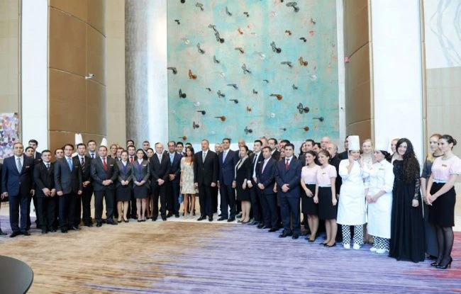 Президент Азербайджана с супругой приняли участие в открытии отеля в комплексе 