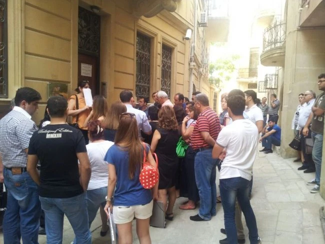 Почему венгерское посольство мучает бакинцев?