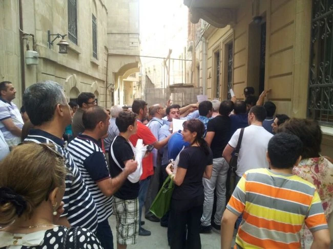 Почему венгерское посольство мучает бакинцев?