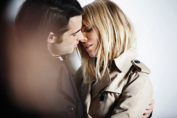 Сиенна Миллер и Том Старридж в новой кампании Burberry