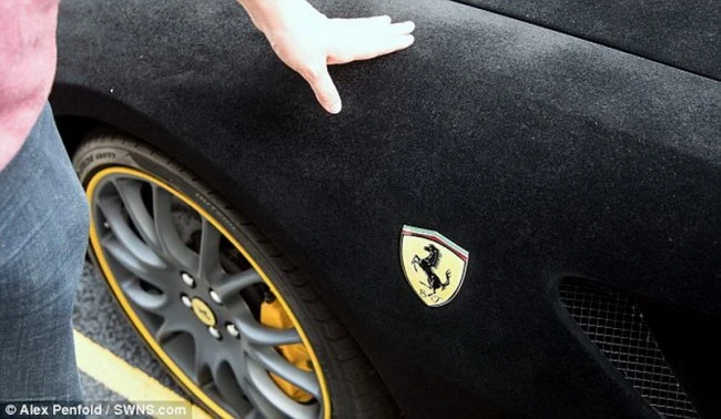 Бархатный Ferrari на улицах Лондона
