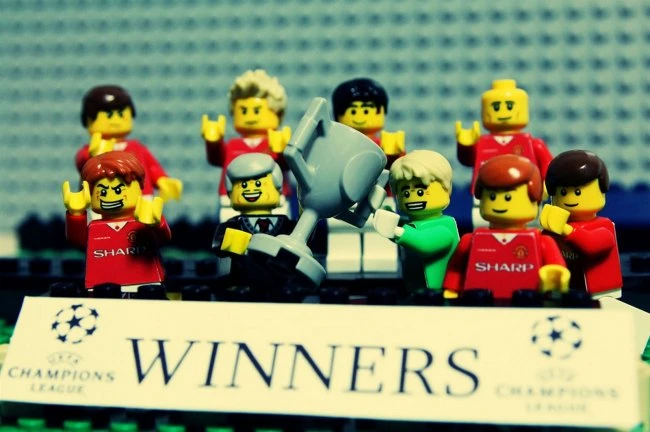Художник воссоздал карьеру Бекхэма из конструктора Lego