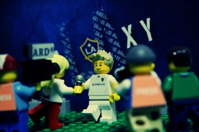 Художник воссоздал карьеру Бекхэма из конструктора Lego