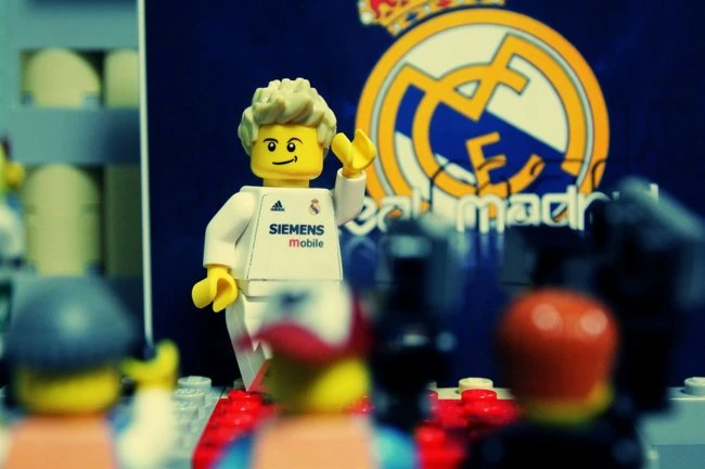 Художник воссоздал карьеру Бекхэма из конструктора Lego