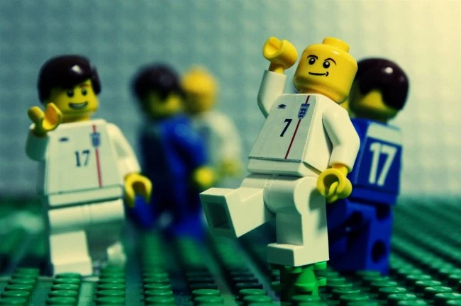 Художник воссоздал карьеру Бекхэма из конструктора Lego