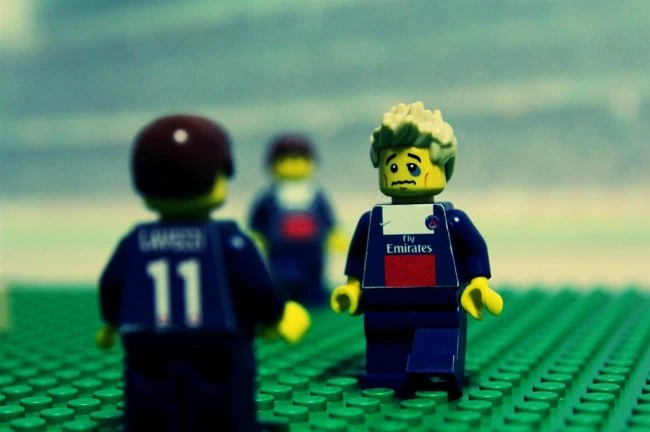 Художник воссоздал карьеру Бекхэма из конструктора Lego