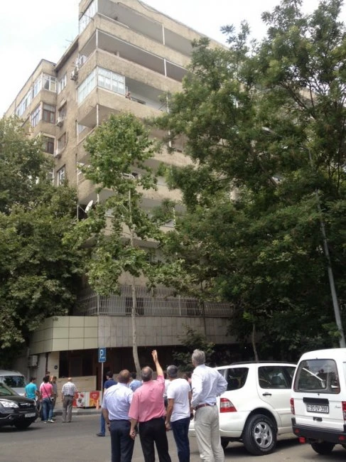 В Баку на голову прохожему упал камень
