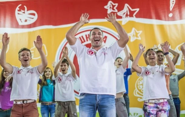 Кличко-младший станцевал для детей и нарисовал картину