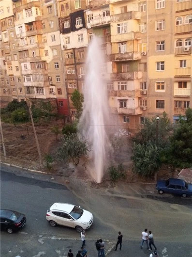 Из-за прорыва водопровода в Баку забил фонтан