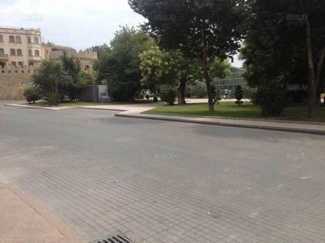 В Баку убрали парковку позади станции метро «Ичеришехер»