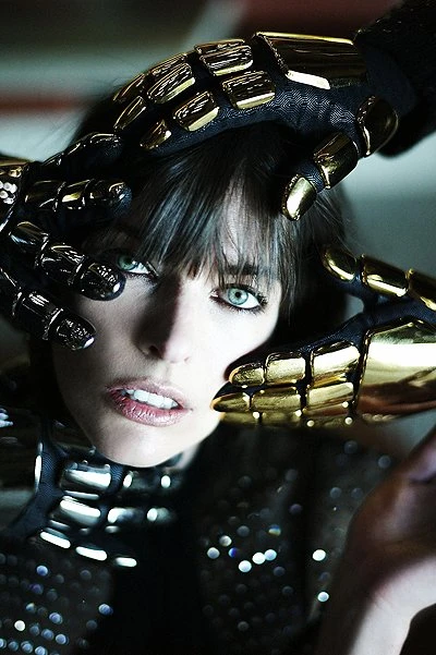 Милла Йовович в роли солистки Duft Punk для CR Fashion Book