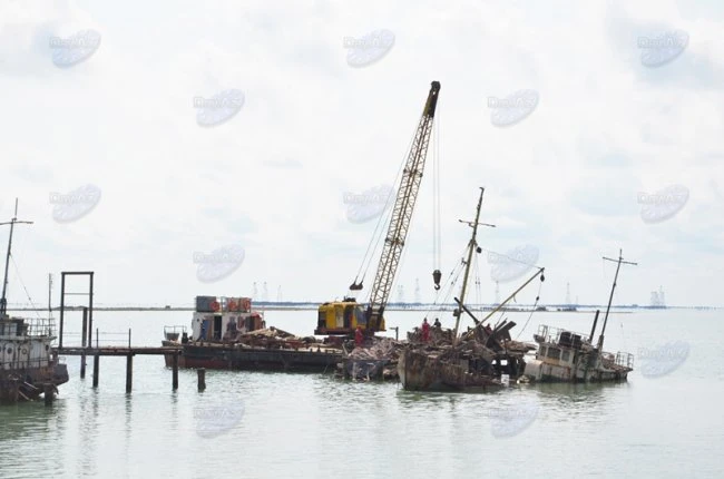 В Баку очищают побережье и дно Каспийского моря от затонувших кораблей