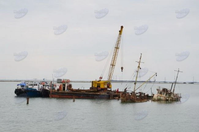 В Баку очищают побережье и дно Каспийского моря от затонувших кораблей