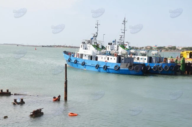 В Баку очищают побережье и дно Каспийского моря от затонувших кораблей