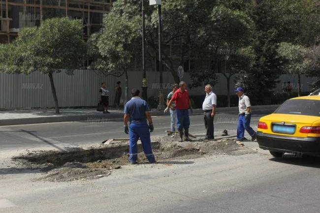На центральном проспекте Баку разрыли участок дороги