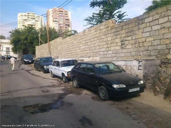 В центре Баку автомобили остались без колес