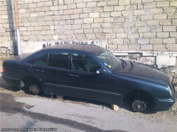 В центре Баку автомобили остались без колес
