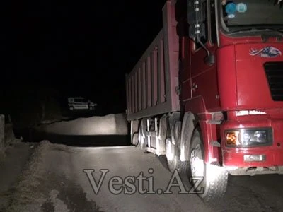 Сегодня в Азербайджане обвалился мост через канал