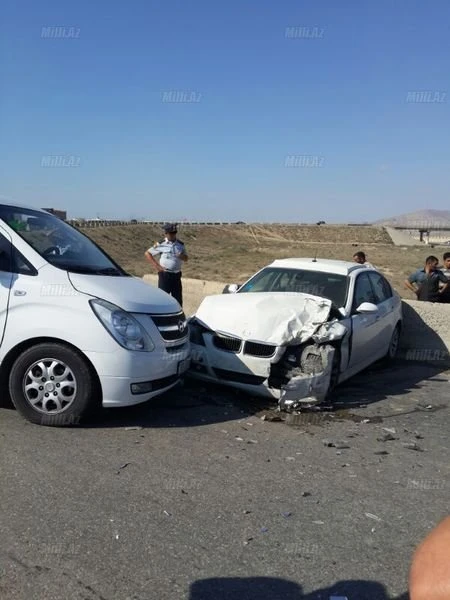 В Баку микроавтобус столкнулся  с автомобилем дорожной полиции