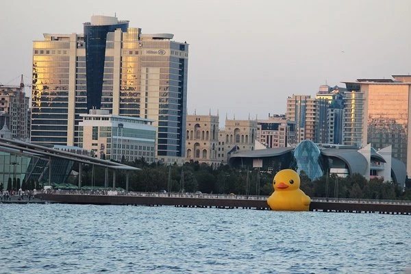 «Резиновая утка» наконец доплыла до Баку