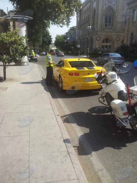 В Баку дорожная полиция оштрафовала водителя Camaro