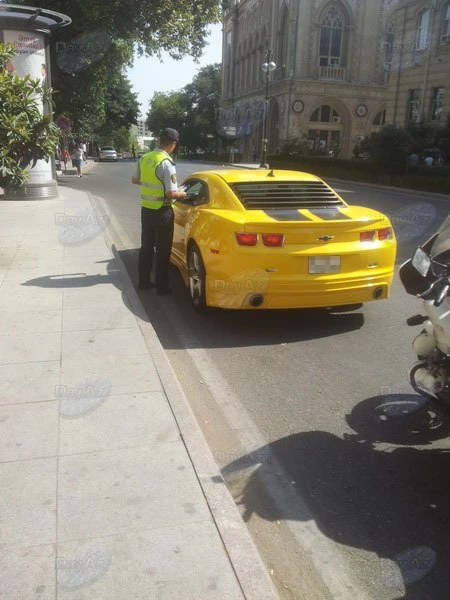 В Баку дорожная полиция оштрафовала водителя Camaro