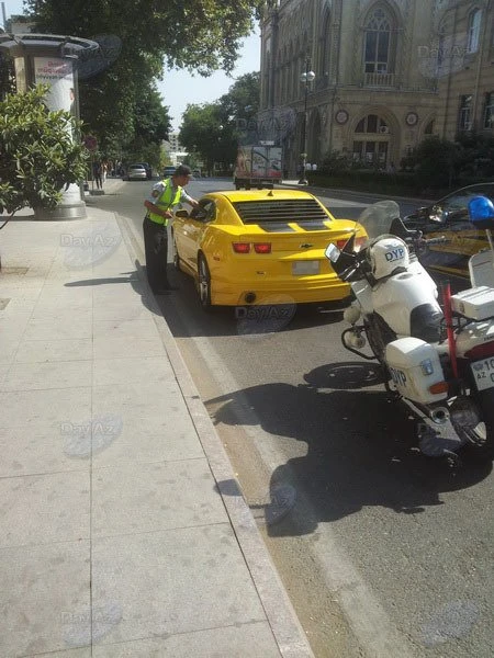 В Баку дорожная полиция оштрафовала водителя Camaro