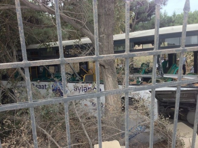 В Баку автобус попал в ДТП, есть погибшие