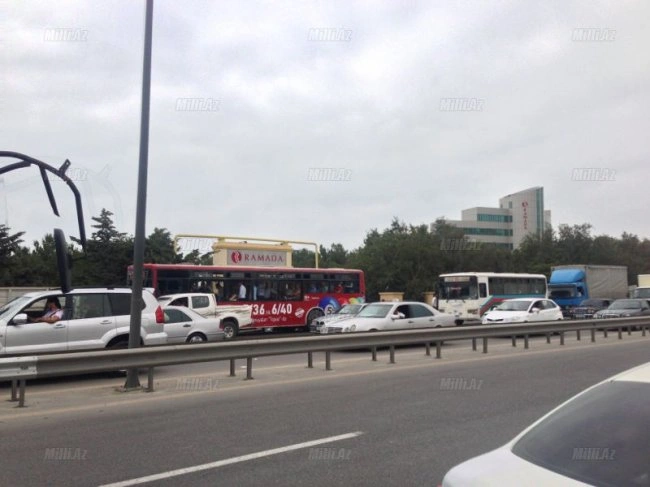 В Баку автобус попал в ДТП, есть погибшие