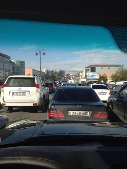 Дождь создал в Баку большие пробки