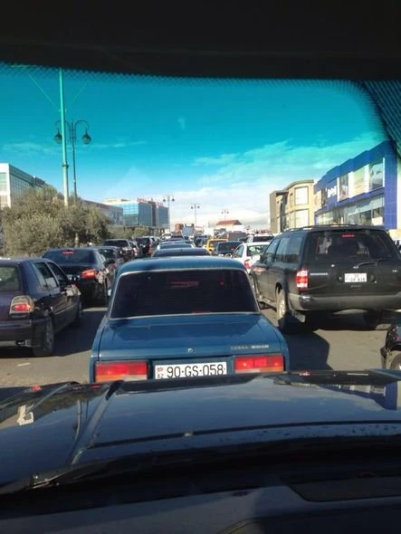 Дождь создал в Баку большие пробки
