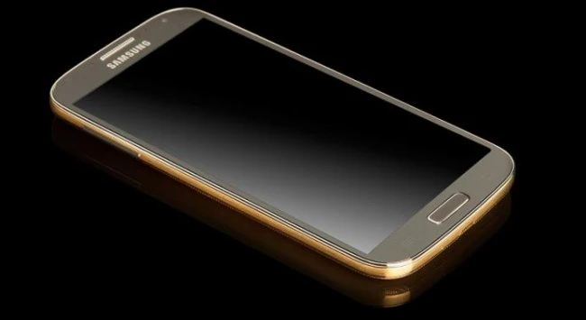 Samsung анонсировала Galaxy S4 в золотом корпусе