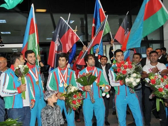 Победители Исламиады вернулись в Баку