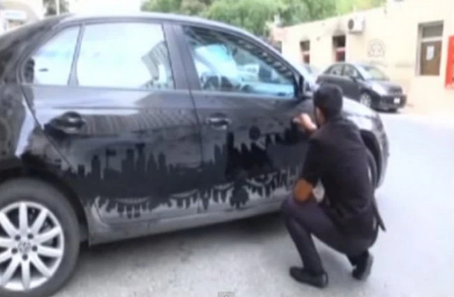 Азербайджанец рисует картины на грязных автомобилях (видео)