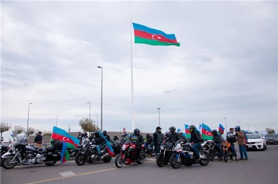 В Баку прошел мотопробег в поддержку президента