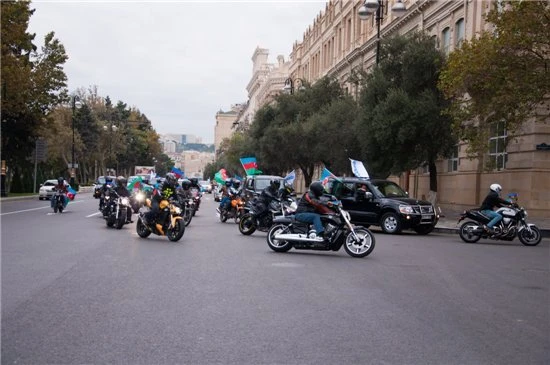 В Баку прошел мотопробег в поддержку президента