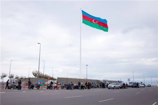 В Баку прошел мотопробег в поддержку президента