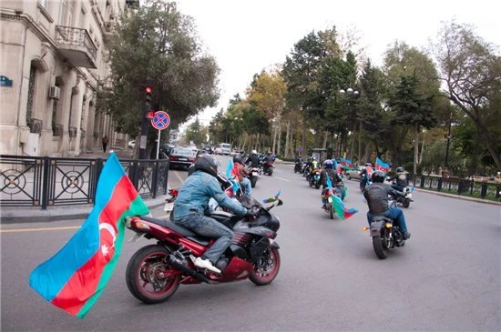 В Баку прошел мотопробег в поддержку президента
