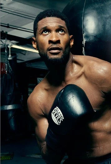Ашер показал мышцы журналу “Men’s Health”